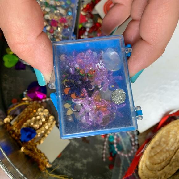 Vintage grandmacore craft Christmas storage tin junk drawer sequin glitter beads - Picture 5 of 13